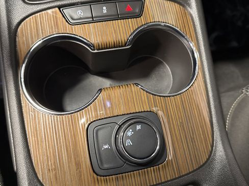 Used 2023 GMC Acadia SLE image 11