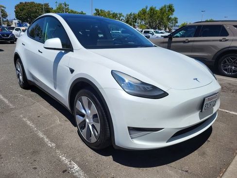 Used 2021 Tesla Model Y Long Range AWD/4WD image 1