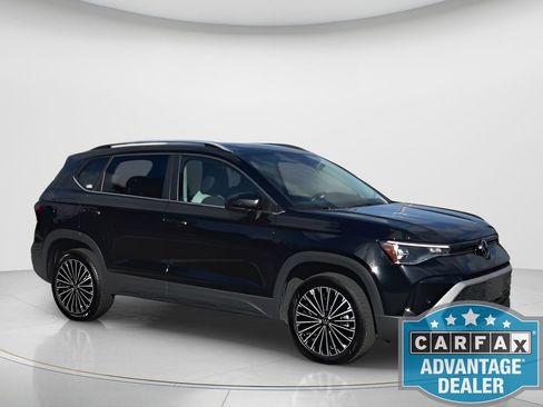 Used 2025 Volkswagen Taos SE image 2