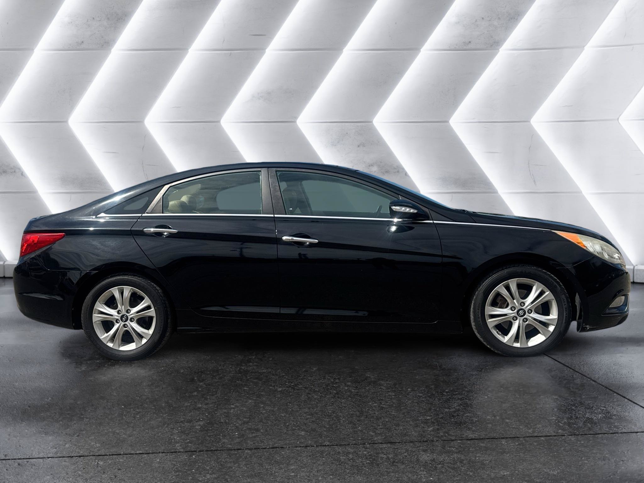 Used 2013 Hyundai Sonata Limited w/ Premium Pkg FWD image 8