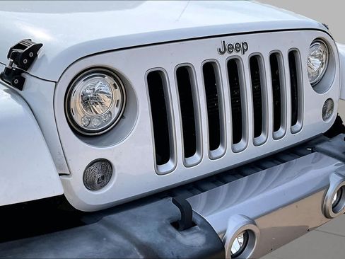 Used 2017 Jeep Wrangler Unlimited Sahara w/ Connectivity Group AWD/4WD image 26