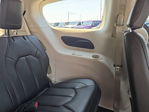 Used 2023 Chrysler Pacifica Touring-L FWD image 83