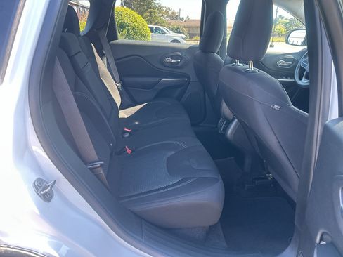 Used 2019 Jeep Cherokee Latitude w/ Popular Appearance Group AWD/4WD image 30