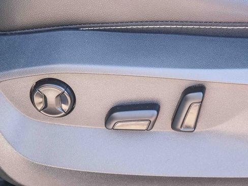 Used 2022 Volkswagen Taos SEL w/ Panoramic Sunroof Package FWD image 24