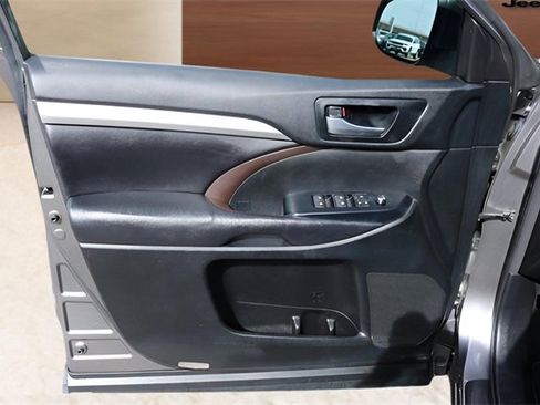 Used 2018 Toyota Highlander XLE image 11