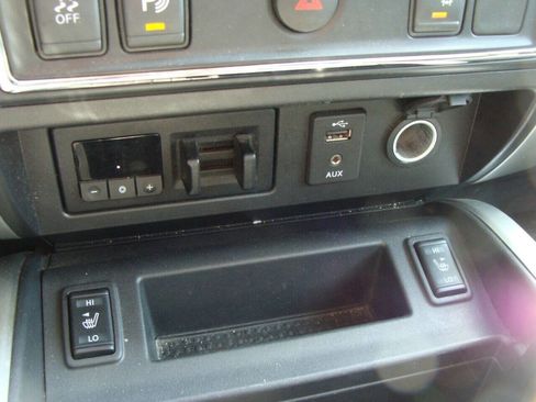 Used 2018 Nissan Titan SV w/ SV Convenience Package image 12