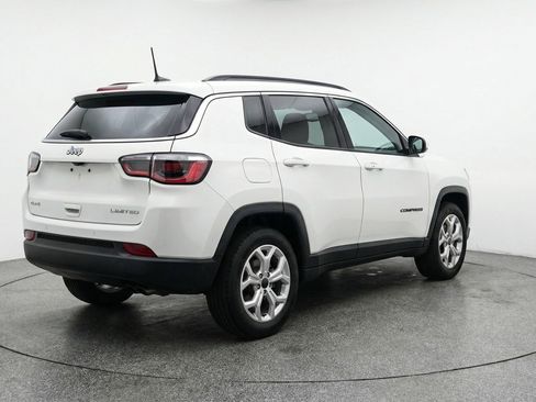 Used 2025 Jeep Compass Latitude AWD/4WD image 9