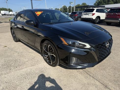 Used 2023 Nissan Altima 2.5 SR w/ SR Premium Package FWD image 3