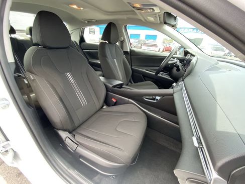Used 2025 Hyundai Elantra SEL FWD image 25