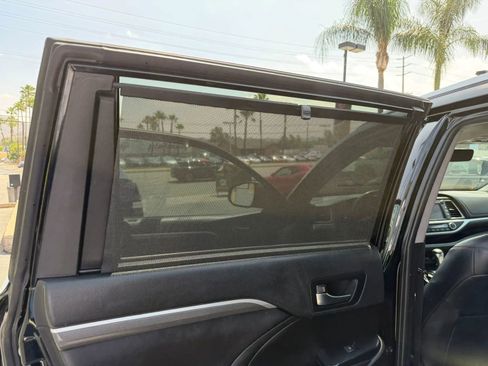 Used 2019 Toyota Highlander SE image 31