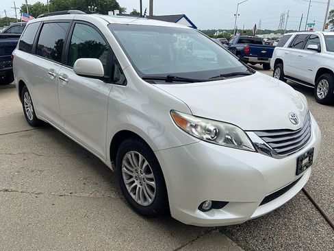 Used 2017 Toyota Sienna XLE w/ XLE Navigation Package FWD image 8