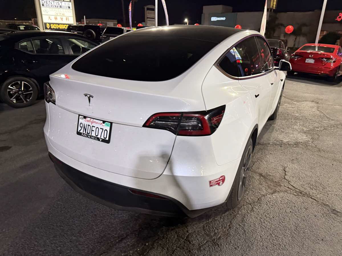 Used 2024 Tesla Model Y 2WD image 12