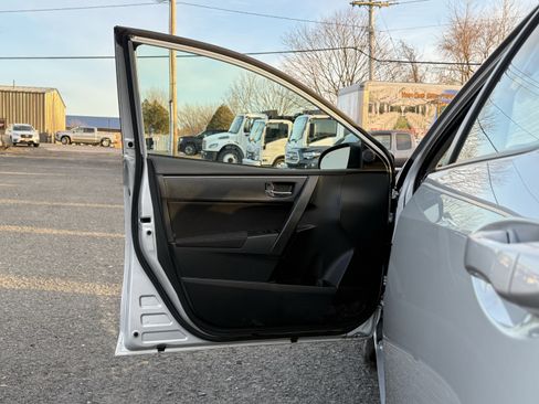 Used 2017 Toyota Corolla L image 22