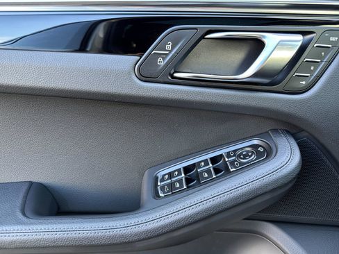 Certified 2025 Porsche Macan image 12