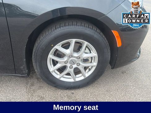 Used 2023 Chrysler Pacifica Touring-L FWD image 15