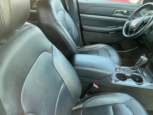 Used 2018 Ford Explorer XLT w/ Equipment Group 202A image 6