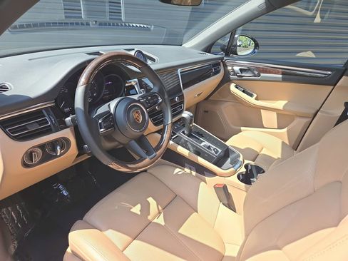 Certified 2026 Porsche Macan AWD/4WD image 4