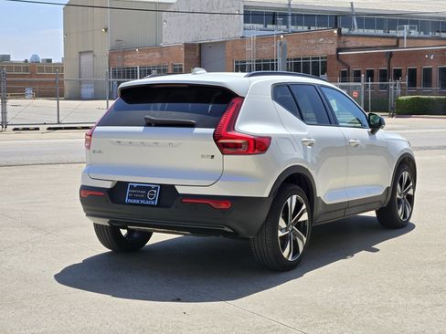 Used 2025 Volvo XC40 B5 Plus image 9
