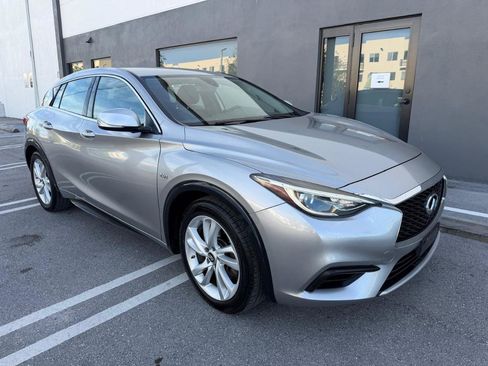 Used 2017 INFINITI QX30 FWD image 3