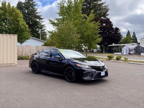 Used 2019 Toyota Camry SE w/ Convenience Package FWD image 3