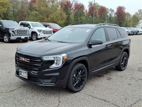 Used 2024 GMC Terrain SLE w/ Driver Convenience Package image 8