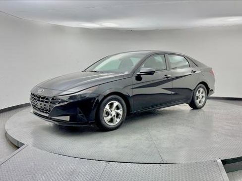 Used 2021 Hyundai Elantra SE FWD image 2