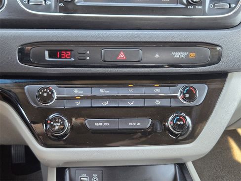 Used 2017 Kia Sedona LX w/ LX Essentials Premium Package image 18