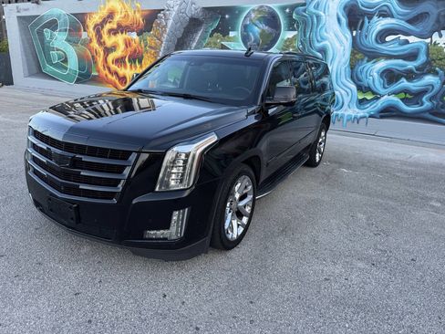 Used 2018 Cadillac Escalade ESV Premium Luxury AWD/4WD image 2