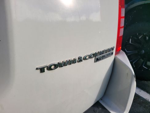 Used 2010 Chrysler Town & Country Touring FWD image 7