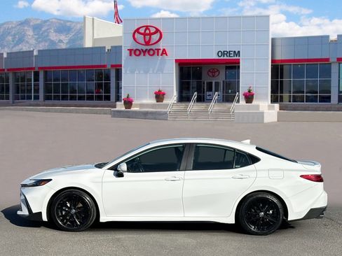 Used 2025 Toyota Camry SE image 6