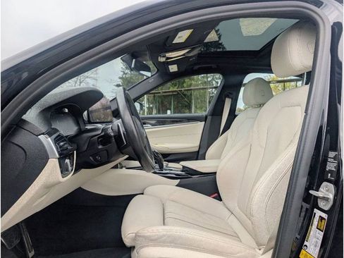 Used 2022 BMW 530i xDrive 530i xDrive M SPORT w/ M Sport Package image 14