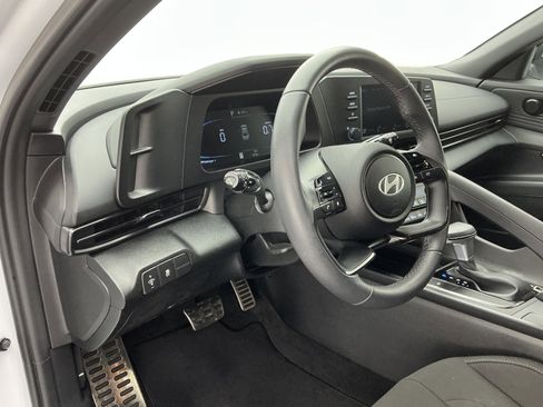 Used 2025 Hyundai Elantra Sport image 13
