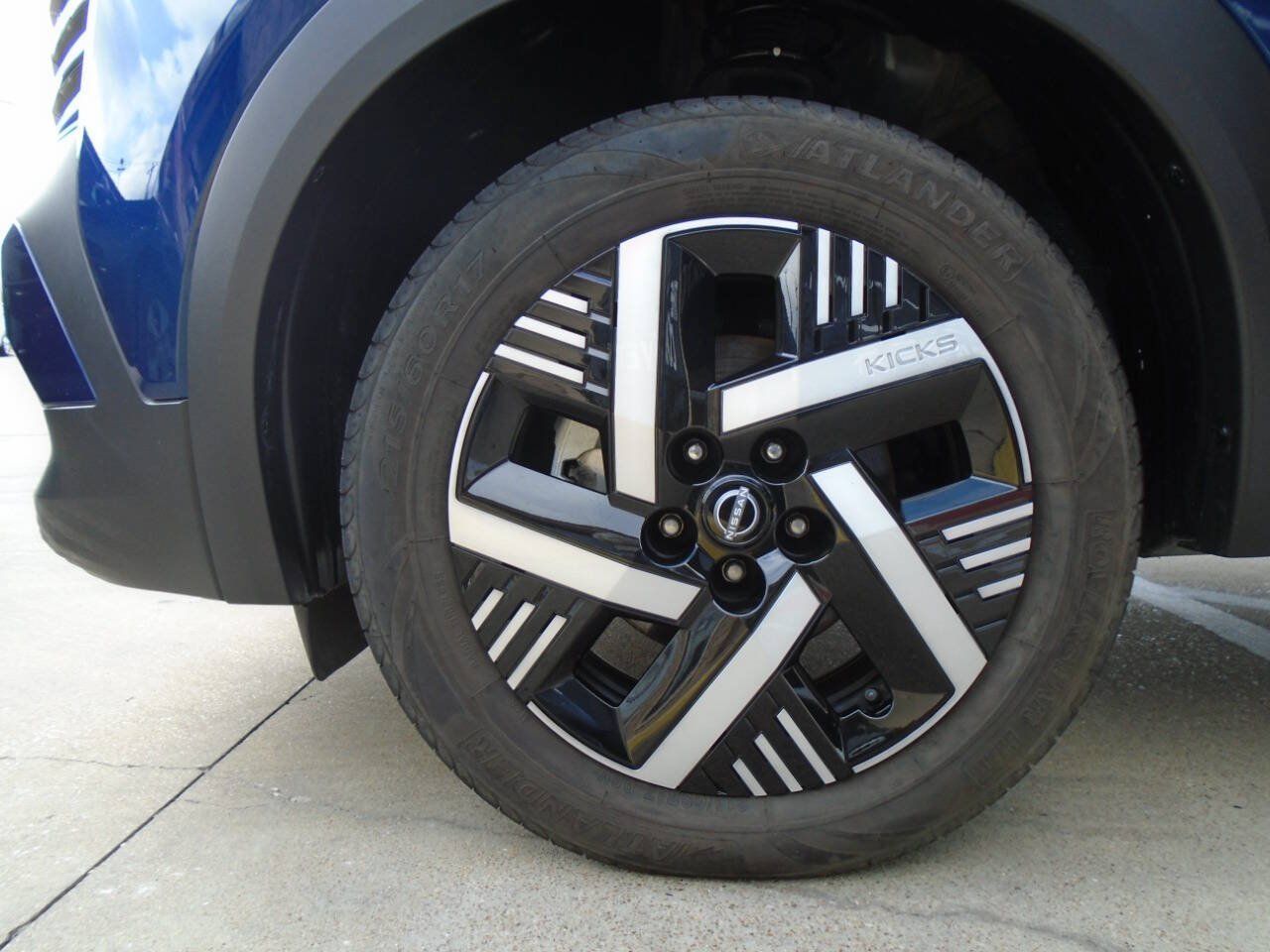 Used 2025 Nissan Kicks SV FWD image 27