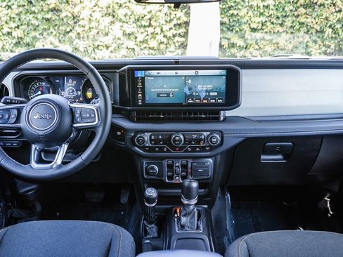 Used 2025 Jeep Wrangler Unlimited Sahara w/ Safety Group AWD/4WD image 10