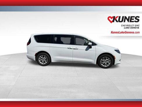 Used 2023 Chrysler Voyager LX FWD image 3