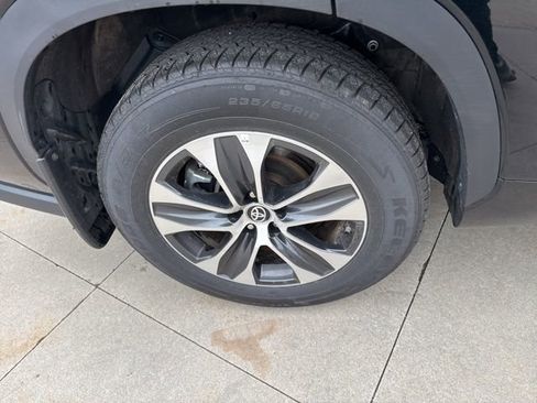 Used 2025 Toyota Highlander XLE image 11