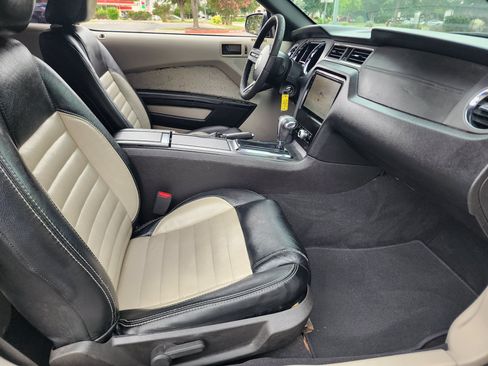 Used 2010 Ford Mustang Convertible RWD image 11