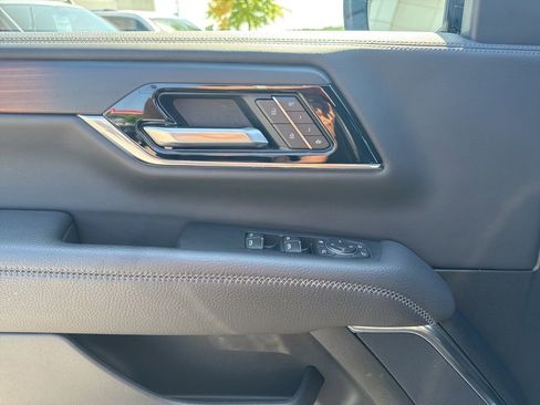 Used 2025 GMC Yukon XL Denali AWD/4WD image 10
