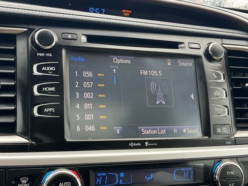 Used 2015 Toyota Highlander XLE image 19