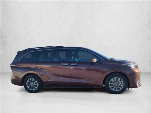 Used 2023 Toyota Sienna XLE FWD image 4