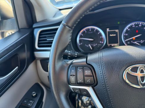 Used 2019 Toyota Highlander XLE image 24