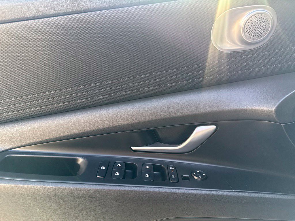 Certified 2025 Hyundai Elantra SE FWD image 13
