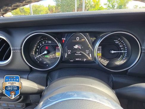 Used 2021 Jeep Wrangler Unlimited Sahara w/ Cold Weather Group AWD/4WD image 23