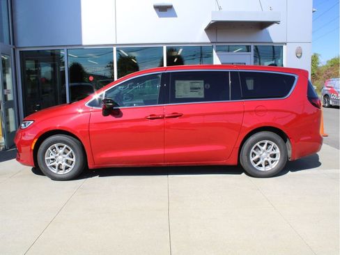New 2026 Chrysler Pacifica Select image 6