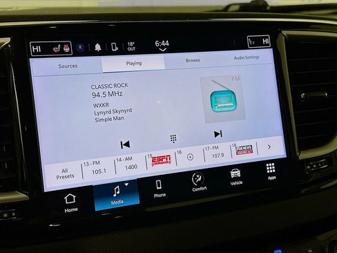 Certified 2024 Chrysler Pacifica Touring-L image 23