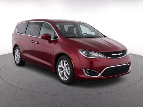 Used 2018 Chrysler Pacifica Touring Plus w/ Tire & Wheel Group FWD image 2