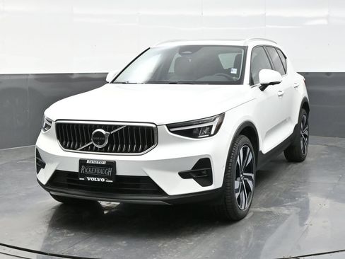 Used 2025 Volvo XC40 B5 Plus image 2