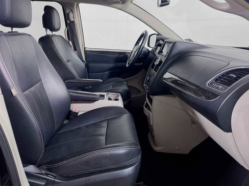 Used 2015 Chrysler Town & Country Touring image 27