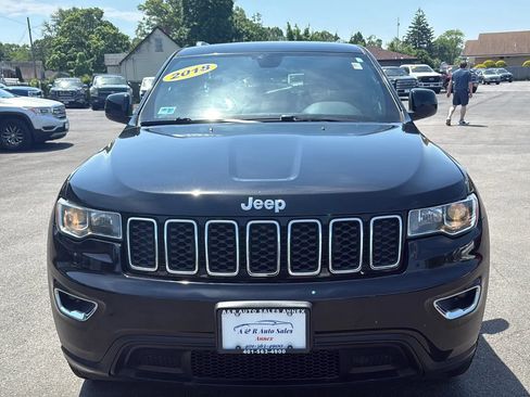 Used 2018 Jeep Grand Cherokee Laredo AWD/4WD image 2