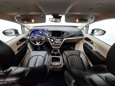Used 2024 Chrysler Pacifica Touring-L FWD image 24